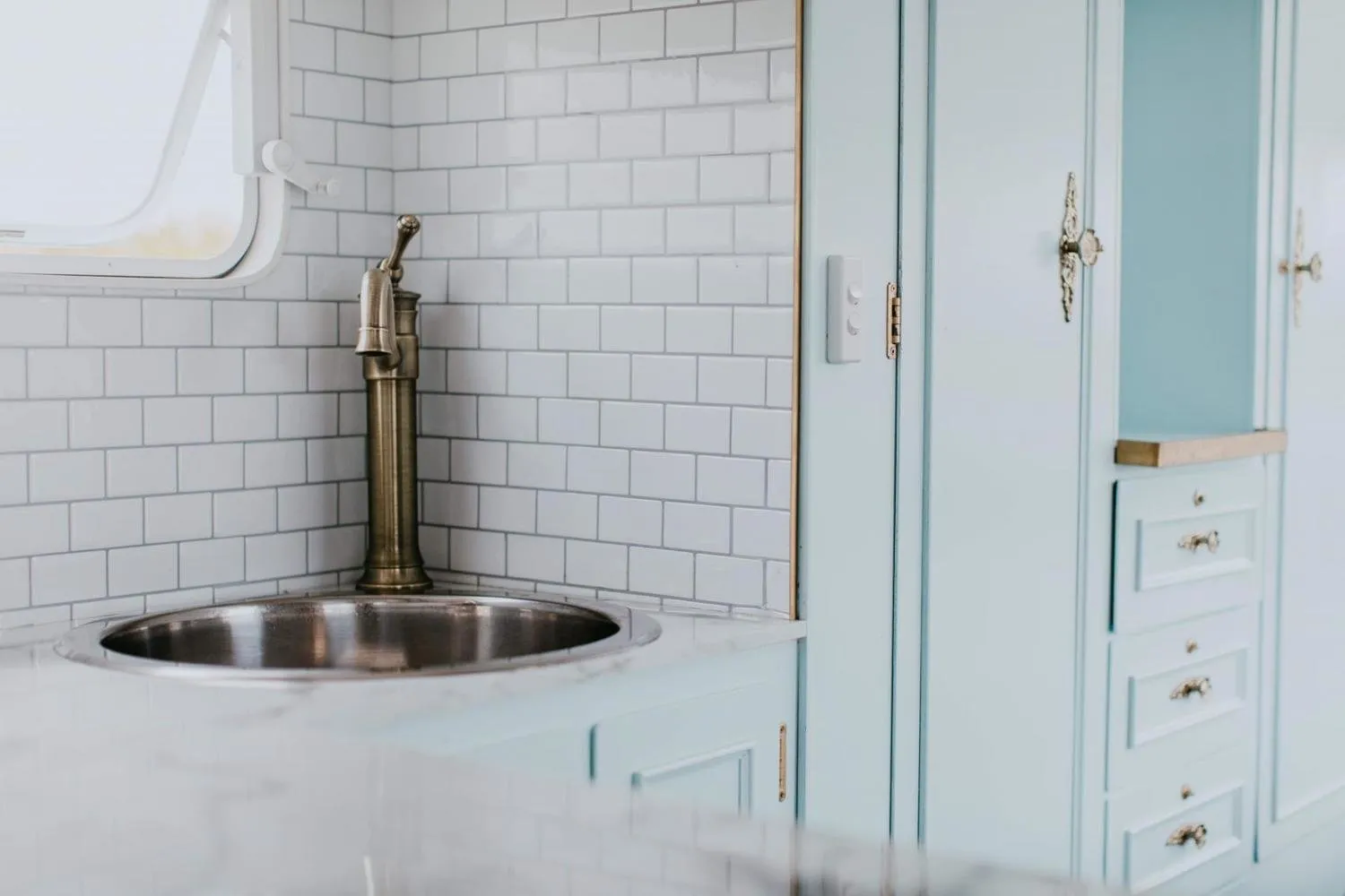 照片:北欧风格厨房和餐厅,轮子上的家,房屋与度假屋,个人体验 – 我们网站上的照片