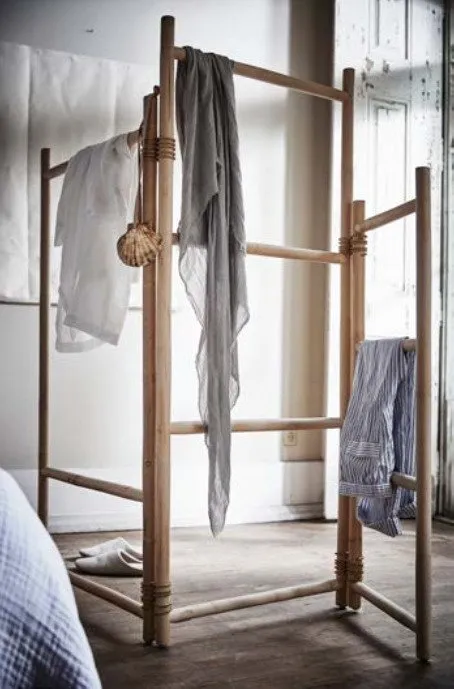 隔断可以用布料装饰，成为完整的分隔。或者保持原样，根据心情使用。