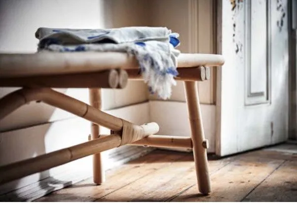 走廊中的藤椅——回家时脱鞋、享受家庭宁静的地方。