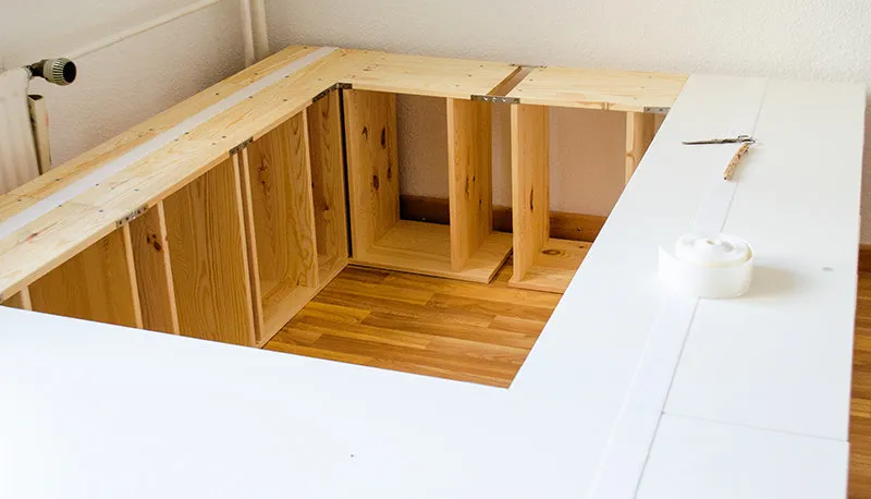 如果你的床像翻新项目中的那张一样放在角落，你可以用木箱代替额外的衣柜。