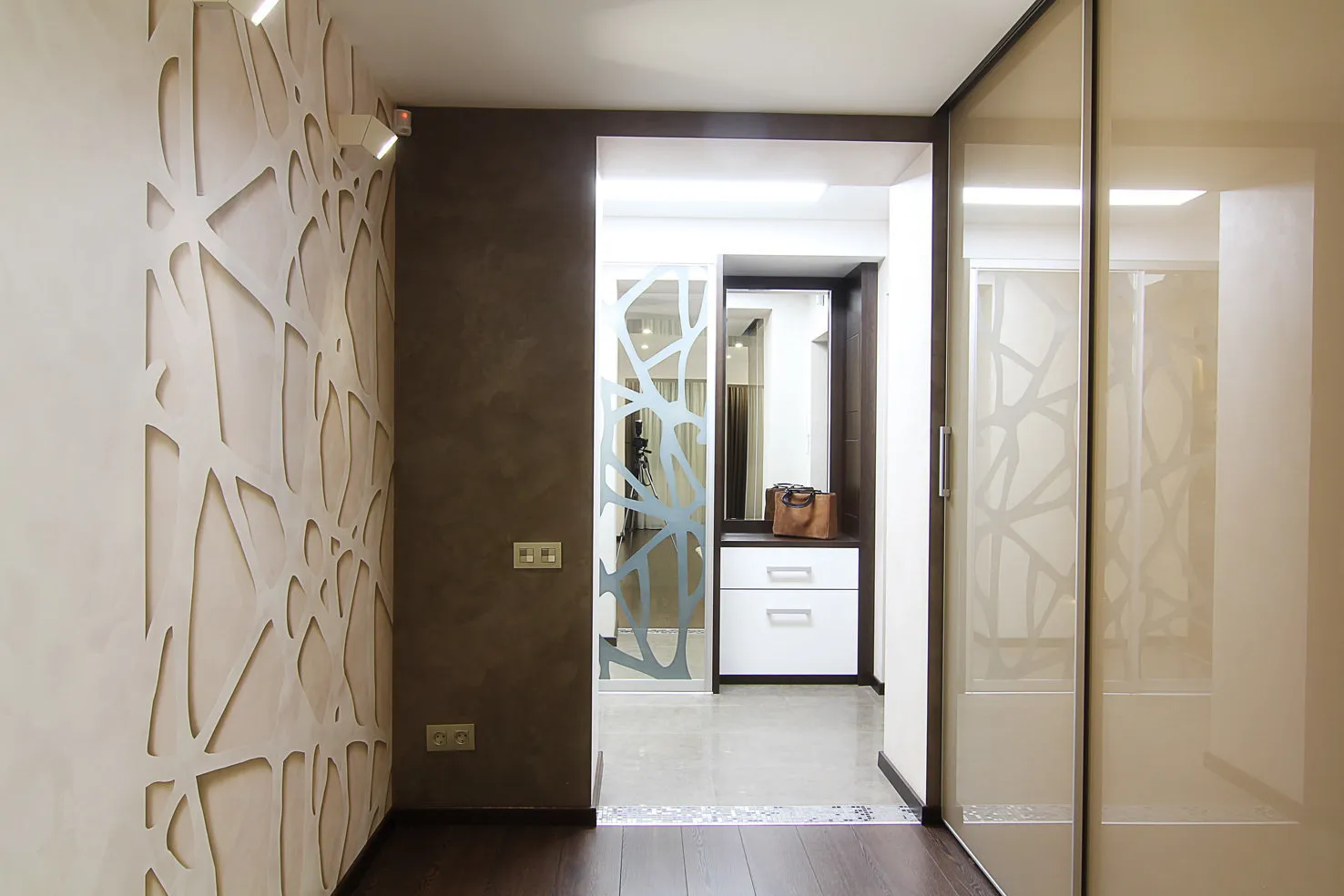 照片：现代风格过道，客厅，衣柜，技巧 – 我们网站上的照片