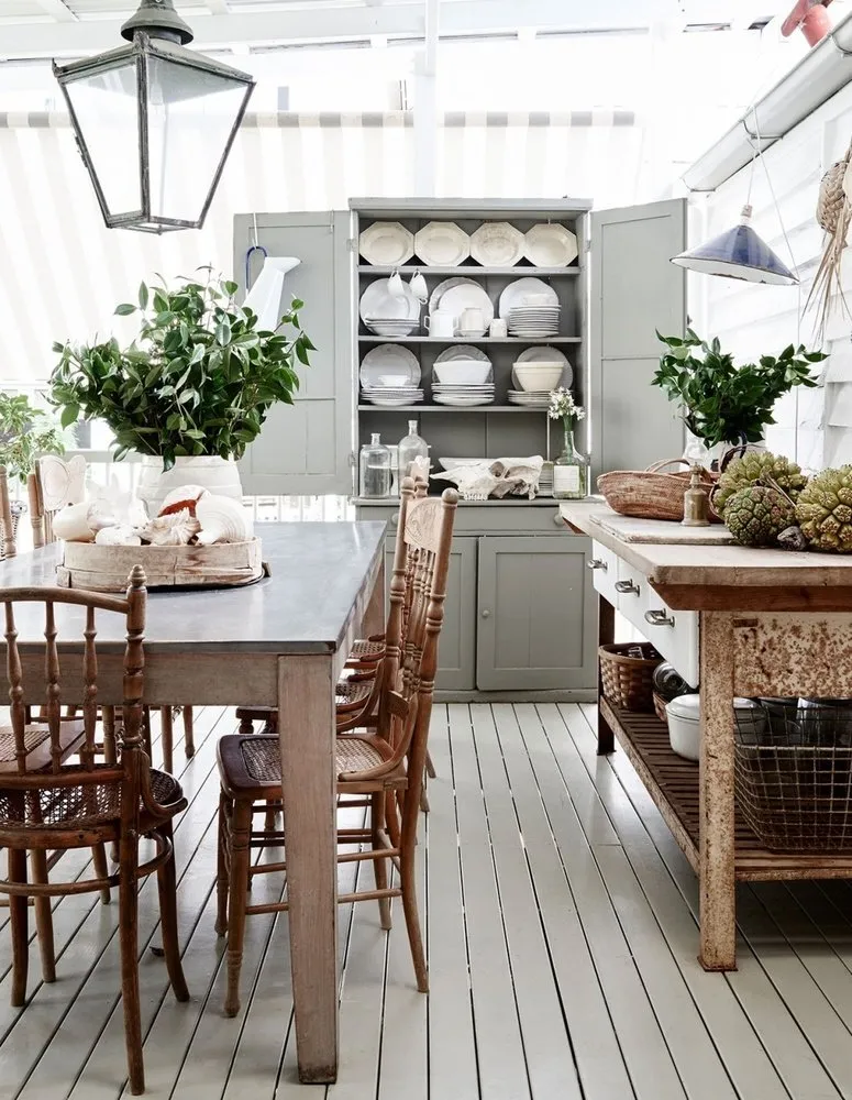 照片:普罗旺斯和乡村风格的厨房和餐厅, – 网站上的照片