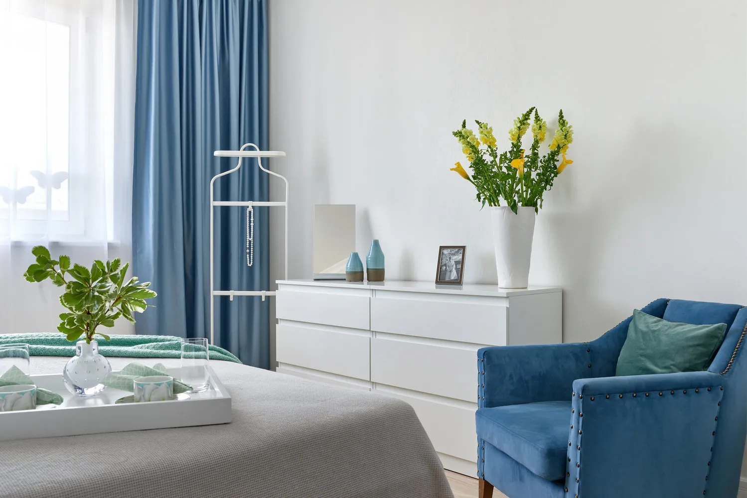 Zdjęcie: Sypialnia w stylu Minimalizm, Dekoracja i DIY, Porady, Przewodnik, IKEA, Marina Sarkisyan, Sergei Malicki, Tatiana Bezhvertaya, encyklopedia_interier, Wera Saweliewa, Natalia Krasnoborodko, Wład Sedow – zdjęcia na naszej stronie