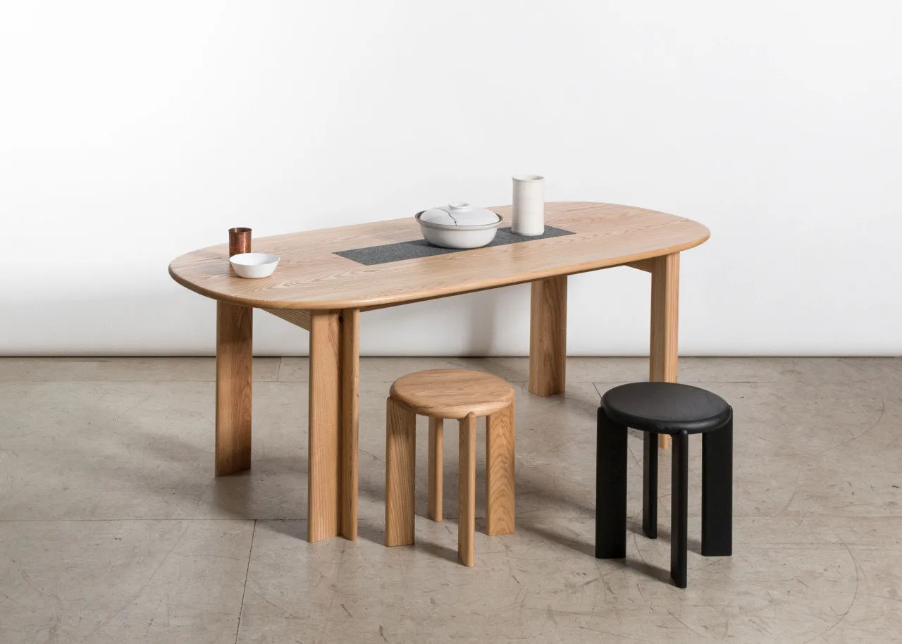 米罗餐桌，米罗凳/边桌。设计：Studio Snng