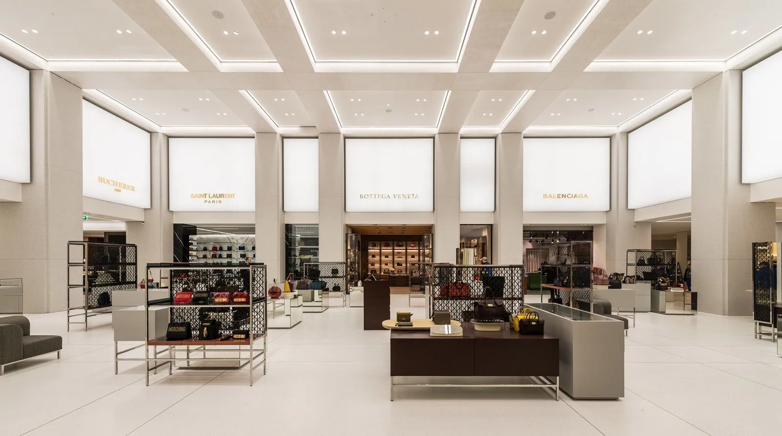 Wewnętrzny wygląd centrum handlowego Alsterhaus w Hamburgu