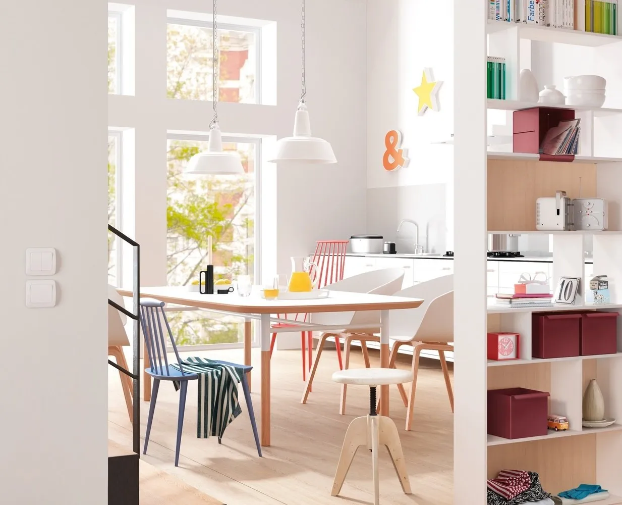 照片:斯堪的纳维亚风格厨房和餐厅,衣柜,小公寓,家具和灯光,技巧,Raumplus – 我们网站上的照片