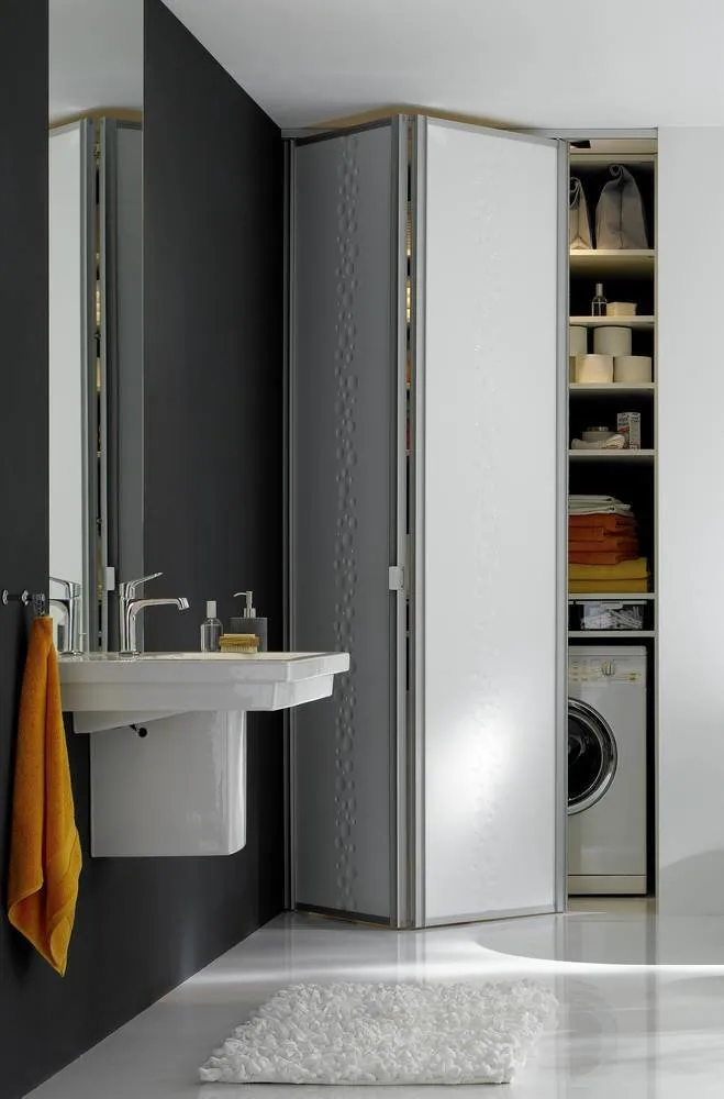 照片:现代风格浴室,衣柜,小公寓,家具和灯光,技巧,Raumplus – 我们网站上的照片