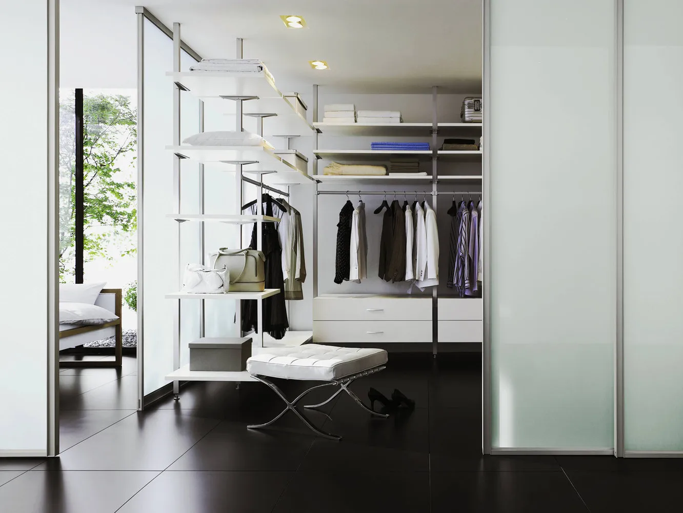 Foto: Garderoba en estilo Moderno, Consejos, Raumplus – foto en nuestro sitio web