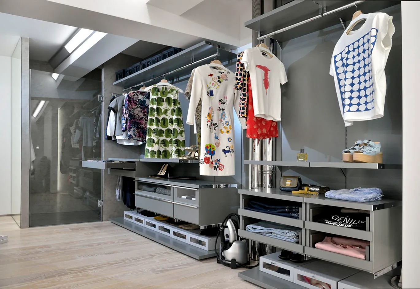 Фотографія: Гардеробна в стилі Мінімалізм, Квартира, Проект тижня, Еко, Челябінськ, новобудова, двоповерхова квартира, Юлія Фалькова, «Любимий дім», Монолітний будинок, 2 кімнати, Більше 90 метрів – фото на нашому сайті