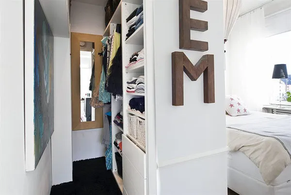 Фотография: Мебель и свет в стиле Современный, Гардеробная, Скандинавский, Декор интерьера, Малогабаритная квартира, Квартира, Швеция, Хранение, Цвет в интерьере, Дома и квартиры, Белый – фото на нашем сайте