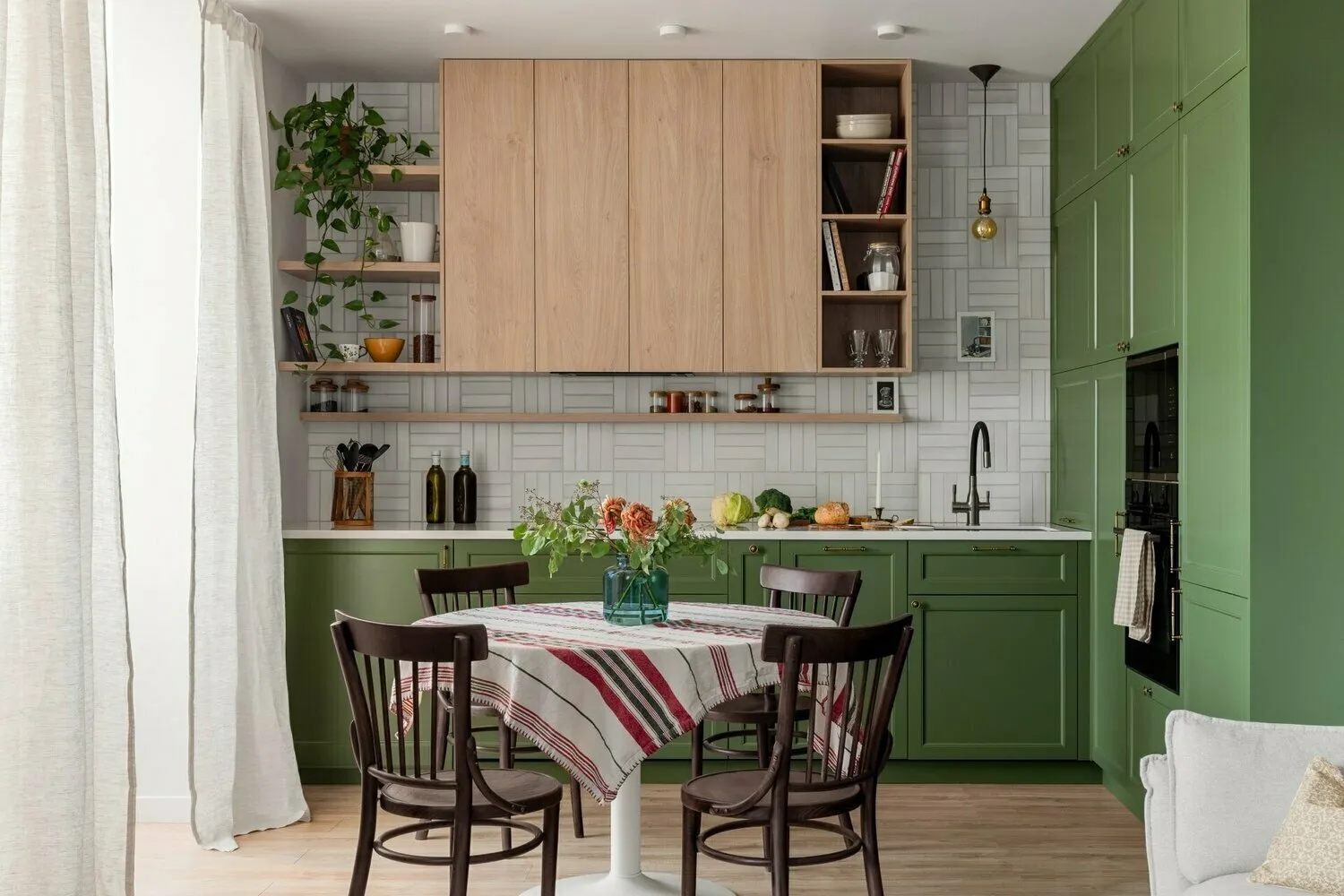 Foto: in Stil , Tipps, Lagerungssysteme, Lagern, Inneneinrichtungslagerung, Gegenstände lagern, Lagerung von Gegenständen, Einrichtungslagerung, Gegenstände lagern in der Wohnung, Lagerungssystem in der Wohnung, Lagern in der Wohnung, Wo lagert man Dinge, Wie man Gegenstände in einer kleinen Wohnung lagert, Küchenlagerungssystem, Garderobenlagerungssystem, Lagern in der Badezimmer – Foto auf unserer Website