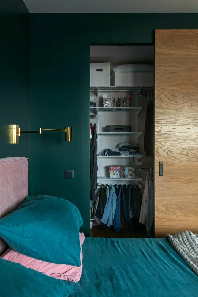 Foto: in Stil , Tipps, Lagerungssysteme, Lagern, Inneneinrichtungslagerung, Gegenstände lagern, Lagerung von Gegenständen, Einrichtungslagerung, Gegenstände lagern in der Wohnung, Lagerungssystem in der Wohnung, Lagern in der Wohnung, Wo lagert man Dinge, Wie man Gegenstände in einer kleinen Wohnung lagert, Küchenlagerungssystem, Garderobenlagerungssystem, Lagern in der Badezimmer – Foto auf unserer Website