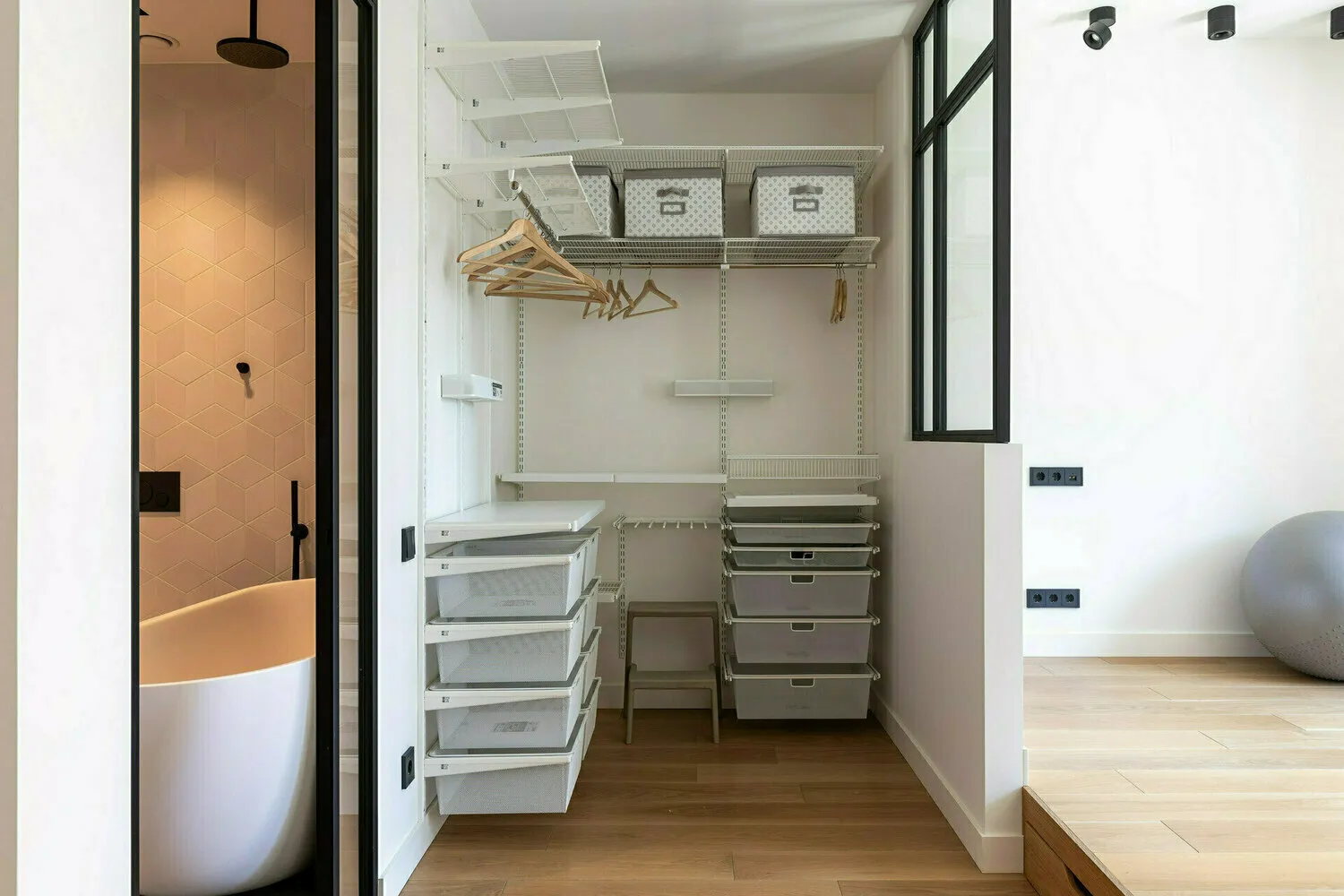 Foto: estilo hruščëvka, Apartamento, Consejos, almacenamiento, almacenar cosas en un pequeño espacio, almacenar cosas, organización de almacenamiento, almacenar cosas en un apartamento pequeño, almacenar en una habitación de guardarropa pequeña, almacenamiento en un espacio reducido, diseño de hruščëvka, estilo hruščëvka, Almacenamiento en hruščëvka – fotos en nuestro sitio web