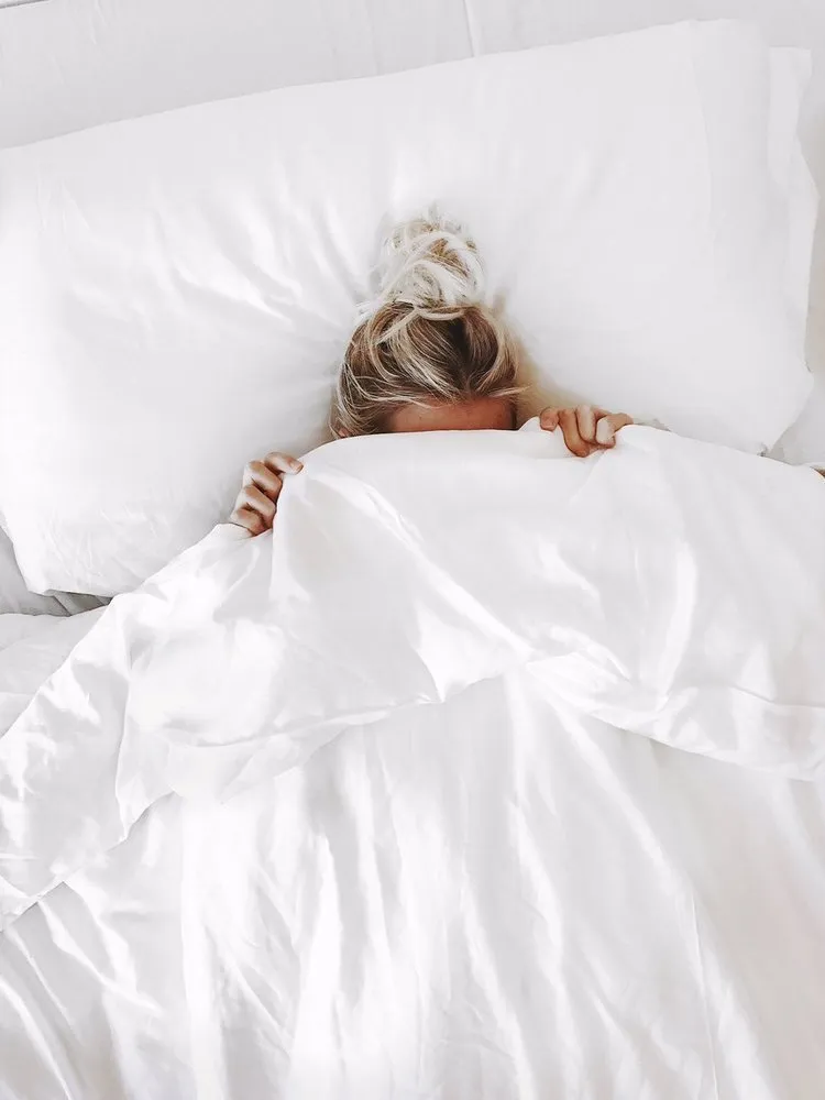 照片：极简卧室，建议，伊琳娜·卡马拉迪娜 – 我们网站上的照片