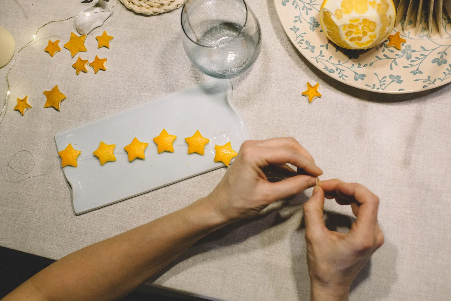 Фото: в стилі DIY, декор стола, новорічне оформлення інтер'єру, новорічна сервіровка стола – фото на нашому сайті