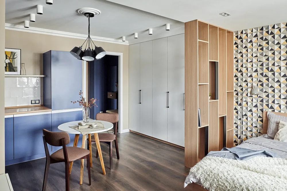 照片：现代风格卧室、小贴士、指南、公寓储物、单间公寓 – 我们网站上的照片