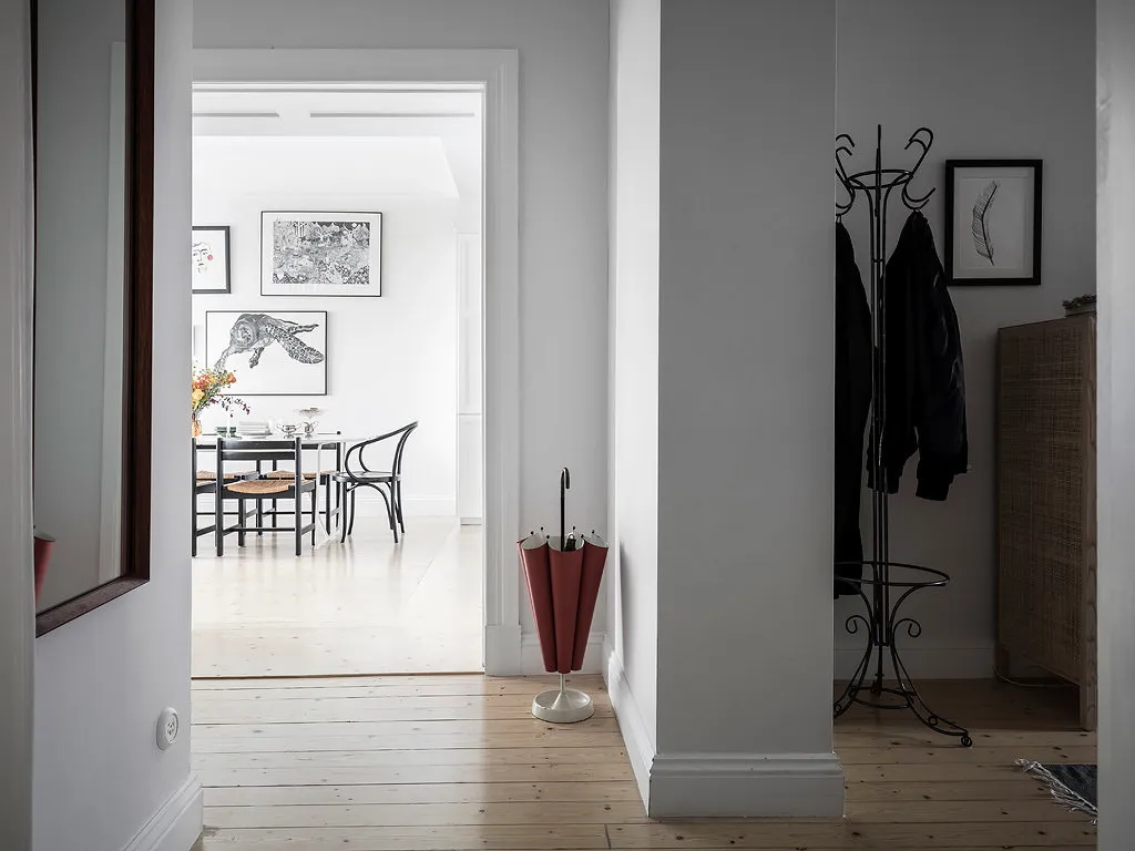 照片:北欧风格入口走廊,室内装饰,公寓,瑞典,白色,黑色,斯德哥尔摩,宜家,收纳,浴室收纳,3室,60-90平米 – 我们网站上的照片