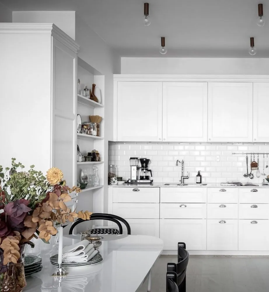 照片:北欧风格厨房与餐厅,室内装饰,公寓,瑞典,白色,黑色,斯德哥尔摩,宜家,收纳,浴室收纳,3室,60-90平米 – 我们网站上的照片