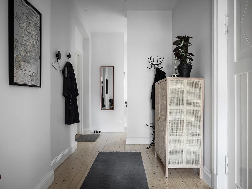 照片:北欧风格入口走廊,室内装饰,公寓,瑞典,白色,黑色,斯德哥尔摩,宜家,收纳,浴室收纳,3室,60-90平米 – 我们网站上的照片