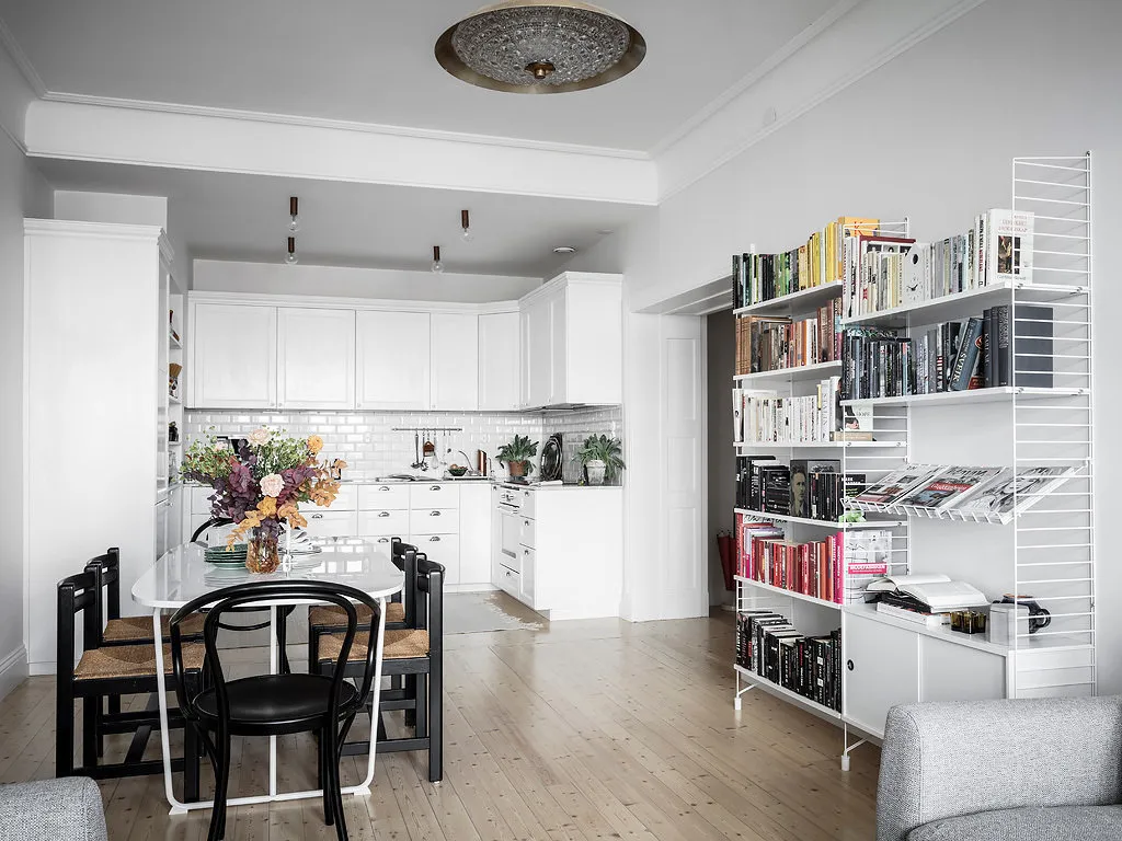 照片:北欧风格厨房与餐厅,室内装饰,公寓,瑞典,白色,黑色,斯德哥尔摩,宜家,收纳,浴室收纳,3室,60-90平米 – 我们网站上的照片