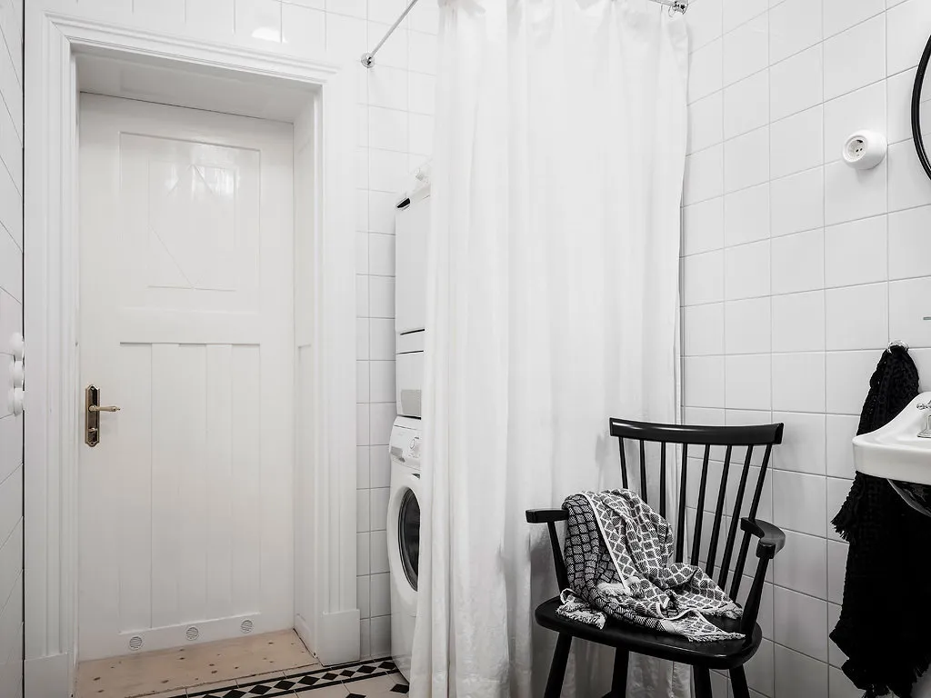 照片:极简北欧风格浴室,室内装饰,公寓,瑞典,白色,黑色,斯德哥尔摩,宜家,收纳,浴室收纳,3室,60-90平米 – 我们网站上的照片