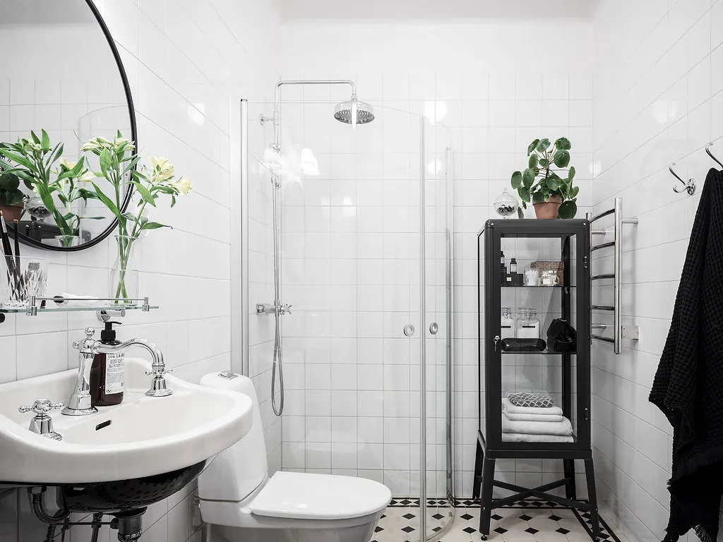 照片:极简北欧风格浴室,室内装饰,公寓,瑞典,白色,黑色,斯德哥尔摩,宜家,收纳,浴室收纳,3室,60-90平米 – 我们网站上的照片