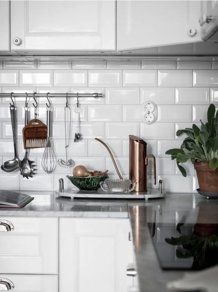 照片:北欧风格厨房与餐厅,室内装饰,公寓,瑞典,白色,黑色,斯德哥尔摩,宜家,收纳,浴室收纳,3室,60-90平米 – 我们网站上的照片