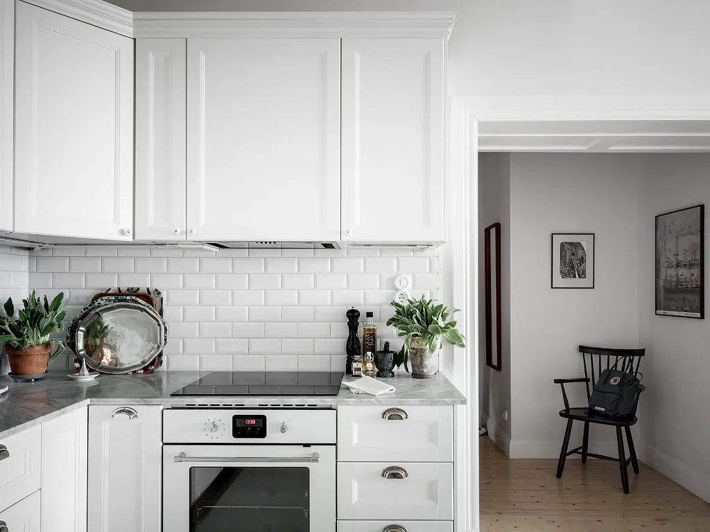 照片:北欧风格厨房与餐厅,室内装饰,公寓,瑞典,白色,黑色,斯德哥尔摩,宜家,收纳,浴室收纳,3室,60-90平米 – 我们网站上的照片