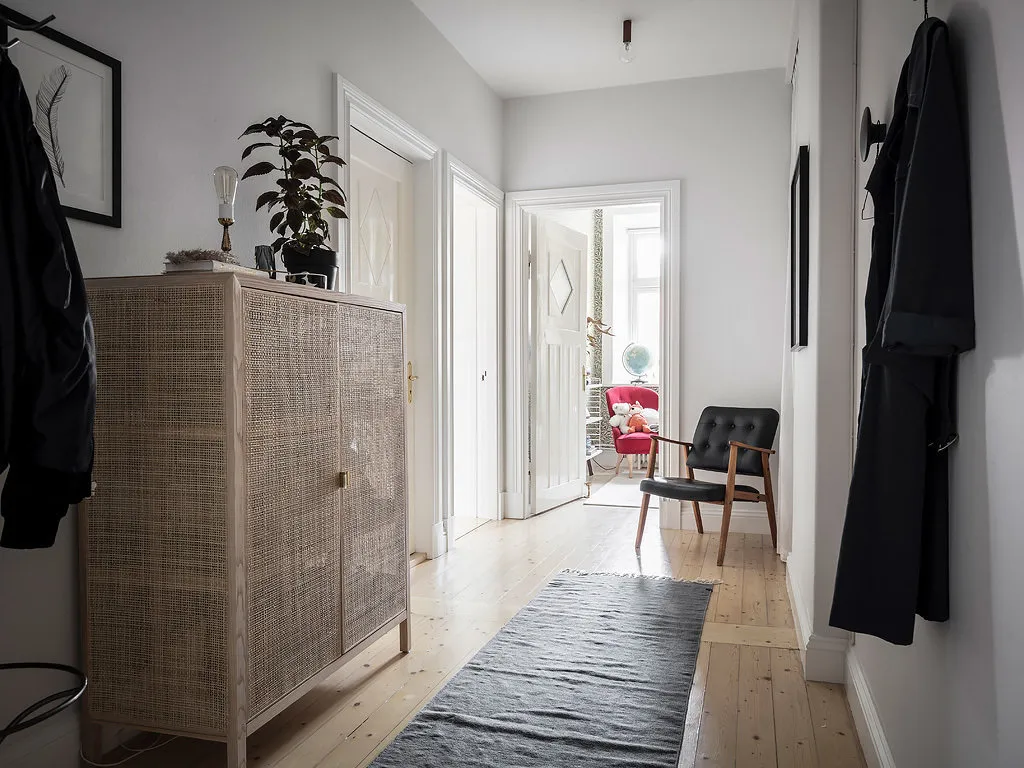 照片:北欧风格入口走廊,室内装饰,公寓,瑞典,白色,黑色,斯德哥尔摩,宜家,收纳,浴室收纳,3室,60-90平米 – 我们网站上的照片