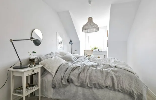 Фотография: Спальня в стиле Скандинавский, как сэкономить, сэкономить на покупке квартиры, как сэкономить на покупке квартиры, сэкономить на ремонте, как экономить воду, экономия, #каксэкономить, как сэкономить на ремонте, как сэкономить электричество – фото на нашем сайте