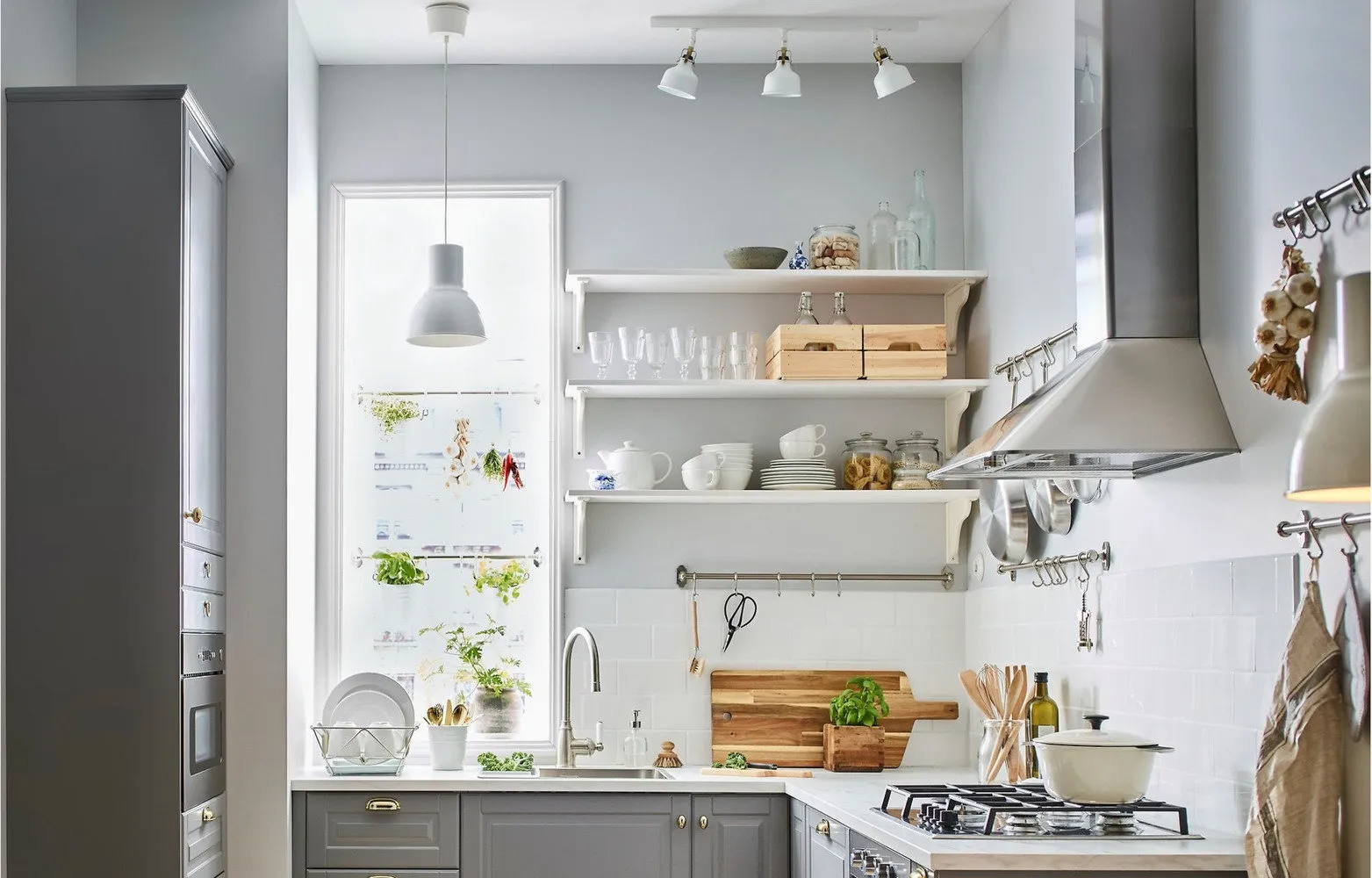 Фотография: Кухня и столовая в стиле Скандинавский, как сэкономить, сэкономить на покупке квартиры, как сэкономить на покупке квартиры, сэкономить на ремонте, как экономить воду, экономия, #каксэкономить, как сэкономить на ремонте, как сэкономить электричество – фото на нашем сайте