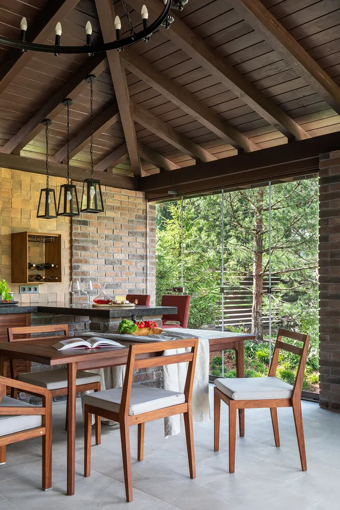 Muchos elementos decorativos están hechos de teca vintage, en los que la madera ha encontrado una nueva vida.