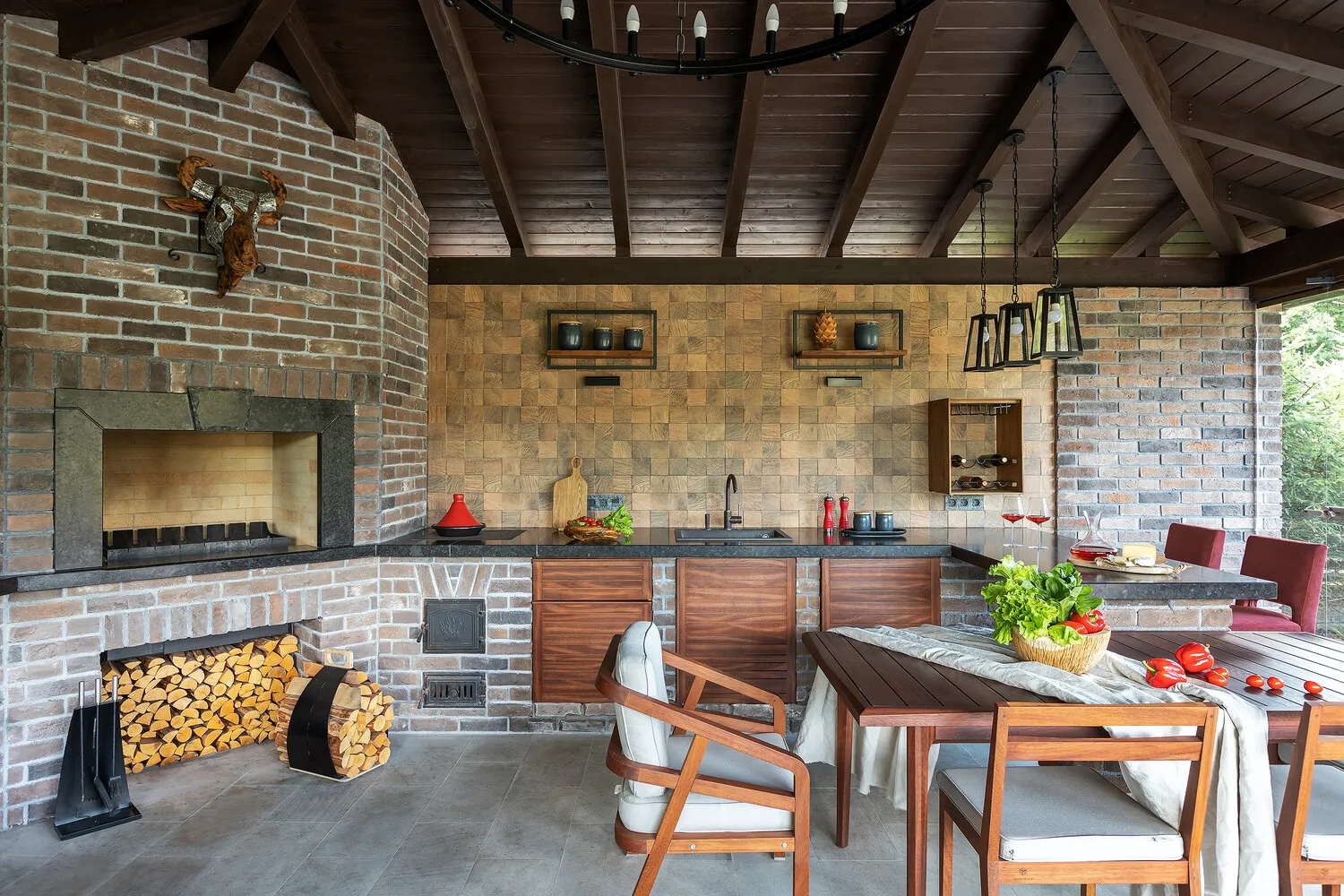 Las paredes están revestidas con ladrillo decorativo, el suelo es piedra natural y el techo es de madera.