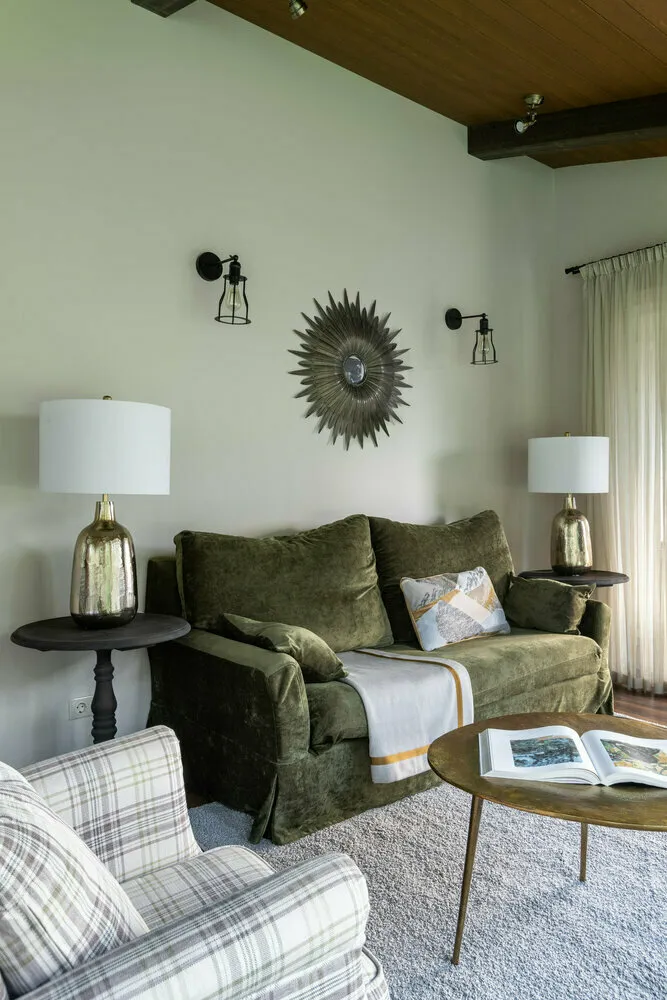 Diseño: Roomba Interiors. Una de las características de la decoración interior de una casa hecha con paneles SIP es que las paredes están cubiertas con GKL, son planas y no se necesita revoque, lo que reduce los tiempos de reforma y el costo de materiales de construcción. En las paredes se usa pintura, el techo decorado con falsas vigas de madera y planchones.