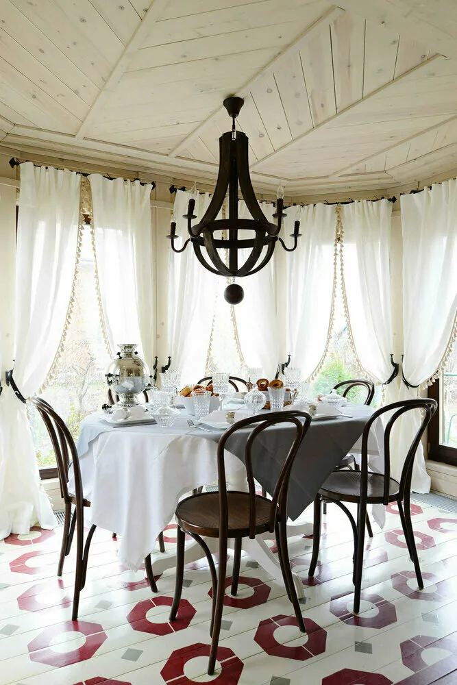 Diseño: Pavel Zheleznov, Tatiana Borisova. La madera es un material clásico en las fincas rusas, aparece aquí en las paredes, techo y suelo. En este proyecto se mantuvieron los colores naturales y la textura, mientras que el suelo se pintó con una técnica de pintura por secciones inusual.