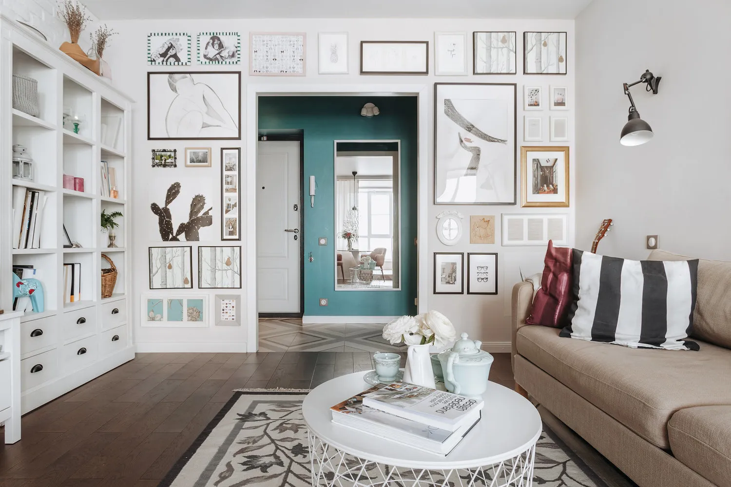 照片:北欧风格客厅,墙纸,装饰石膏,油漆,叶尼亚·卓达诺娃,指南,墙面装饰,照片墙纸,Cartelle Design,Nina Bir kadze,Oksana Butman,Olga Siruk,Dina Kostochka,Maria Glagoleva,Marina Merenkova – 我们网站上的照片