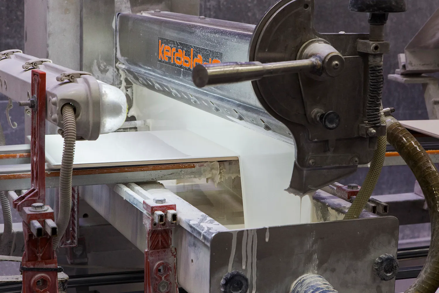 奥雷陶瓷马瑞齐工厂的釉面处理线