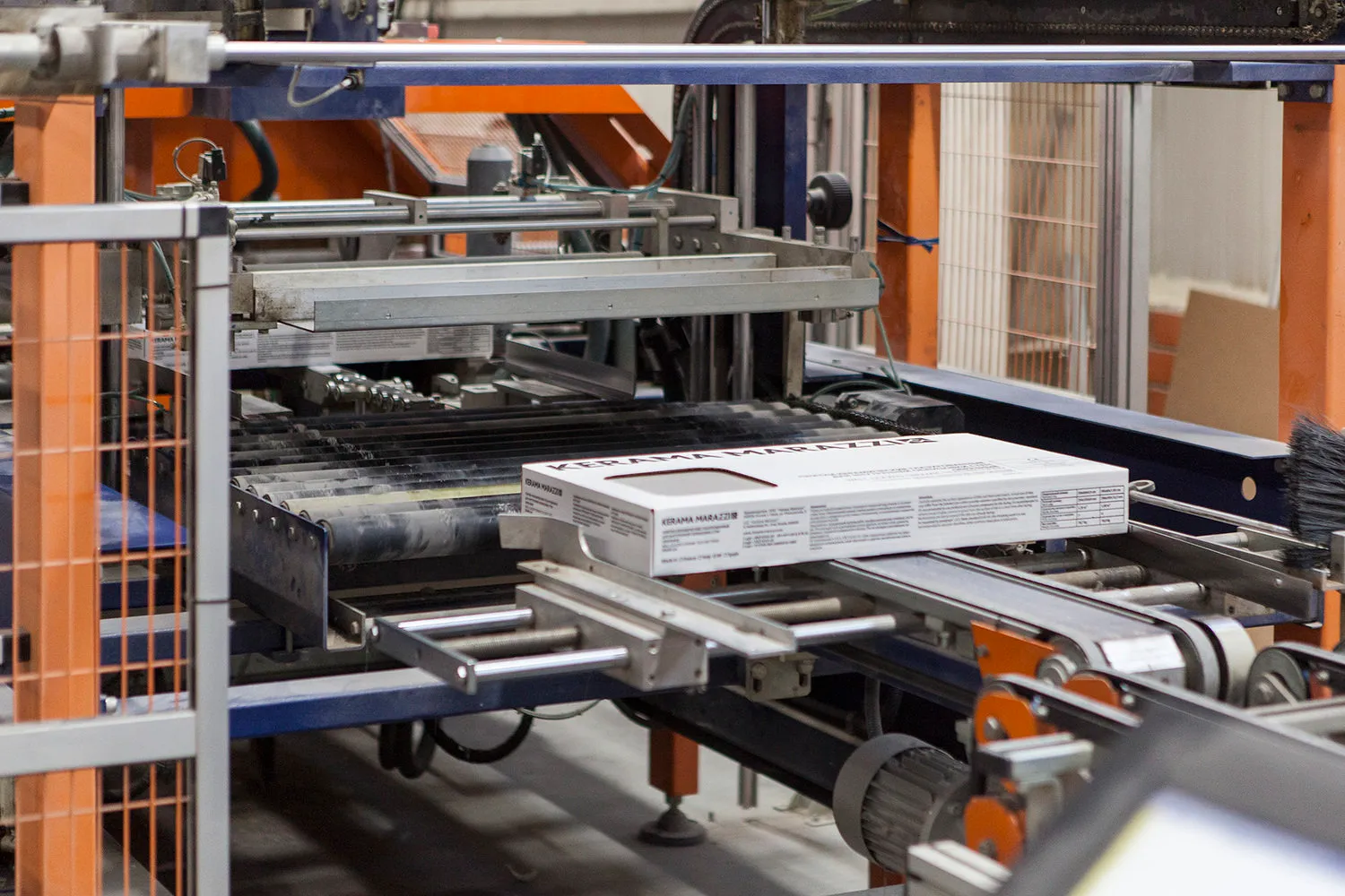 分拣线。墙面陶瓷砖准备销售