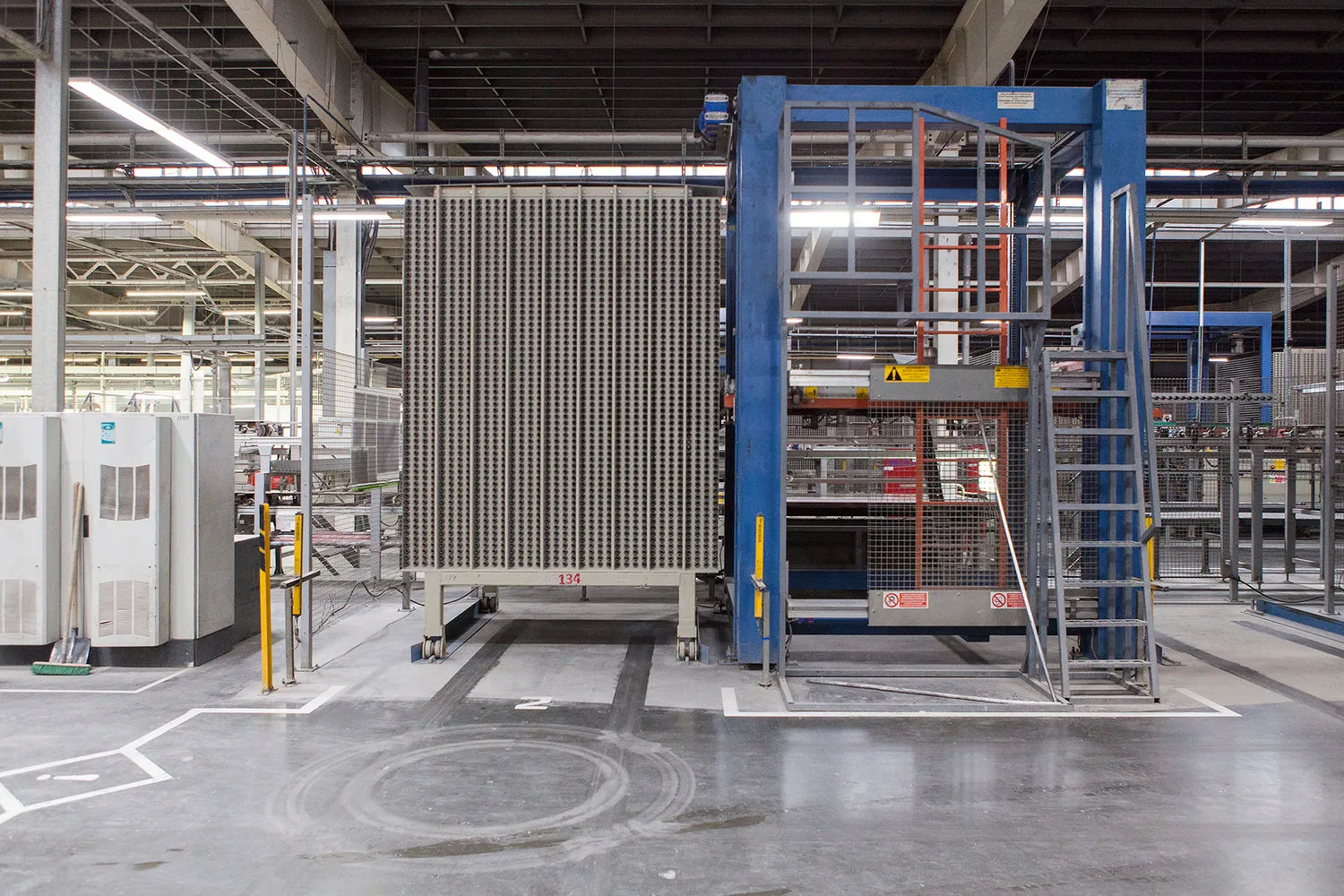 饼干（单烧瓷砖）装入小车