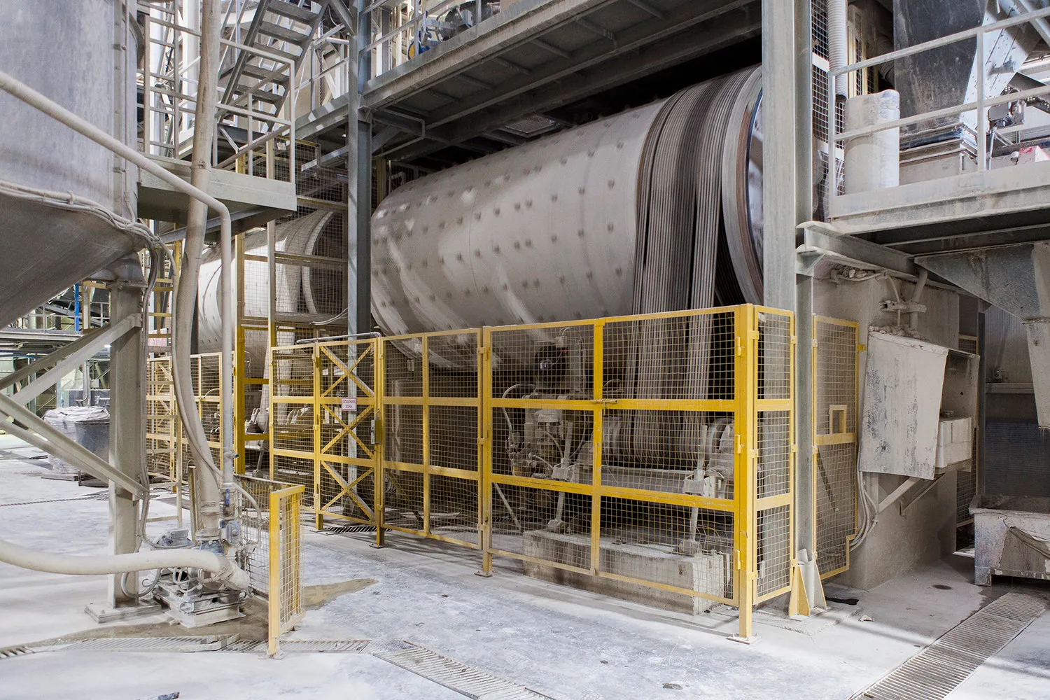 所有成分装入大型研磨机，开始生产泥浆