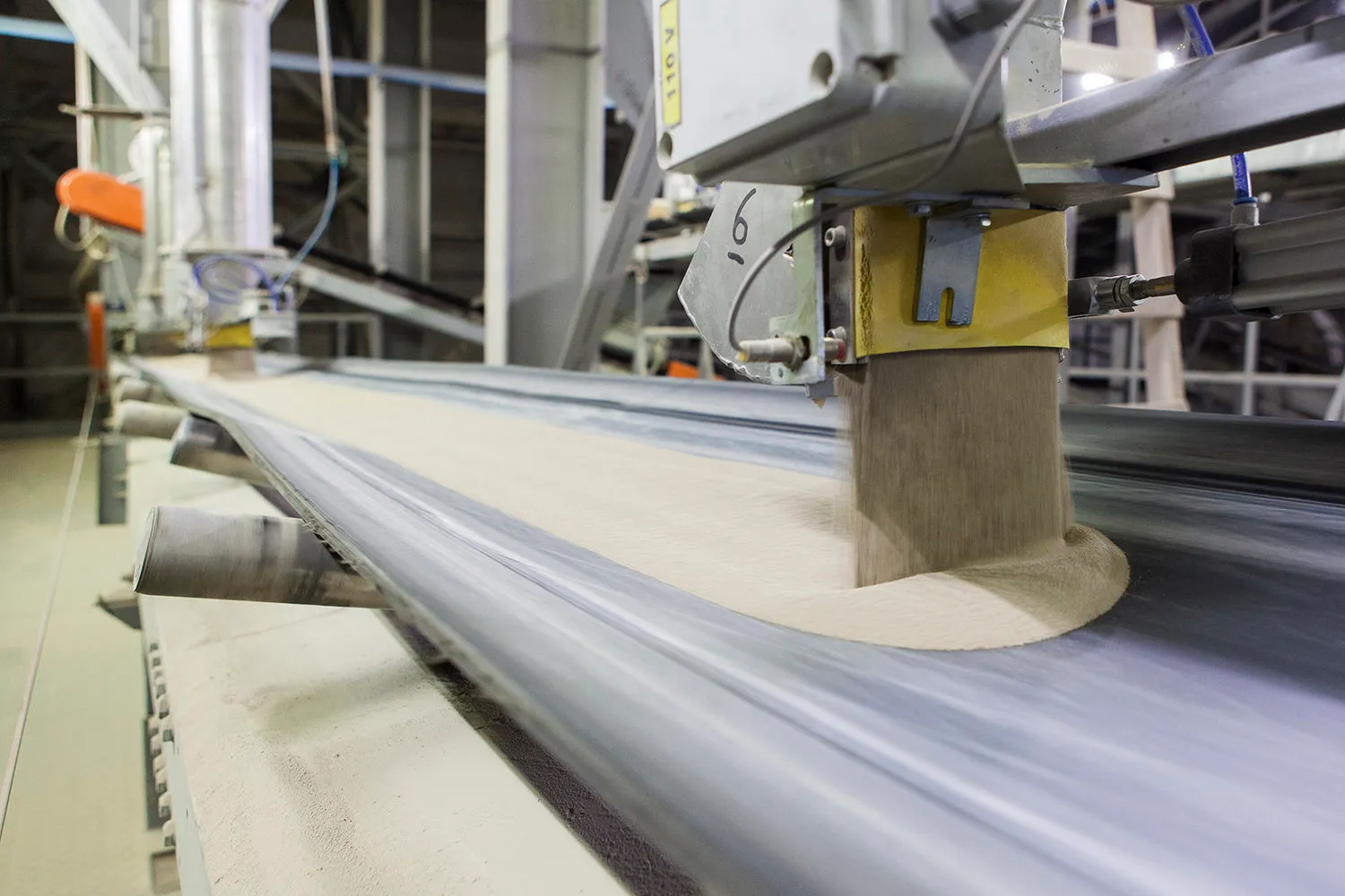 颗粒状压制粉末通过传送带送入料仓