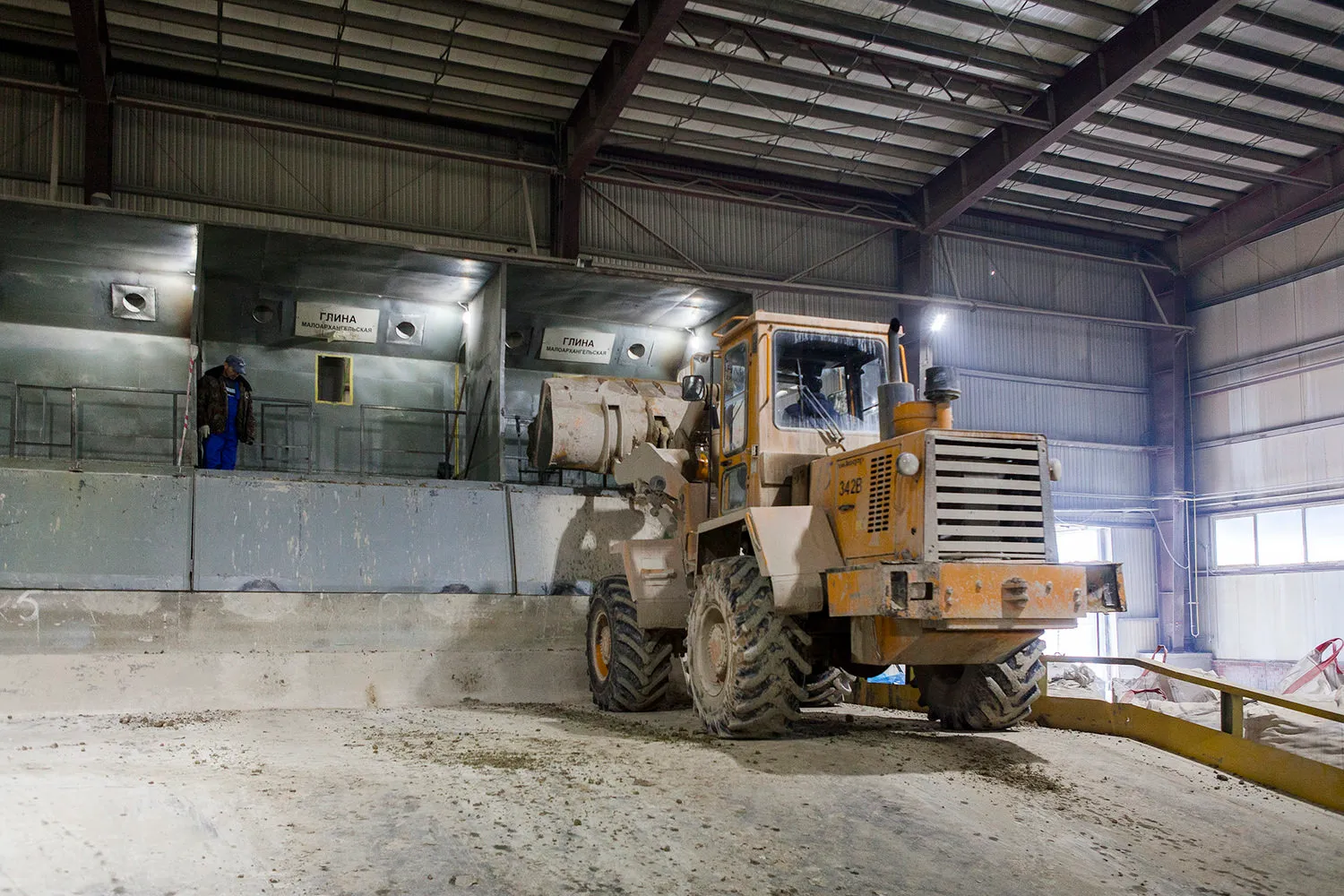 铲车将陶土装入工业秤，奥雷陶瓷马瑞齐工厂