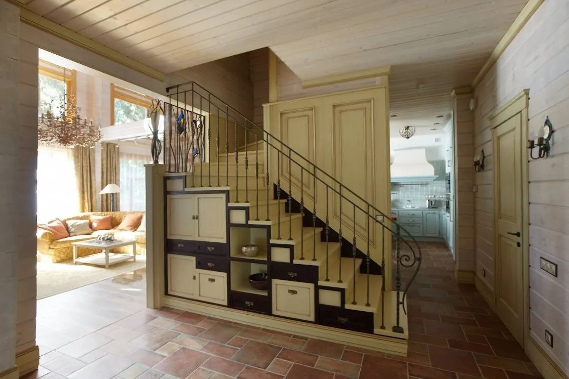 照片：普罗旺斯和乡村风格客厅，经典，房屋，每周项目，叶卡捷琳娜·布洛金娜，房屋和小屋，莫斯科地区，木质房屋，安顿·科涅夫，科涅夫设计工作室，带壁炉的客厅，如何装饰木质房屋，带有坡屋顶的房屋 – 我们网站上的照片