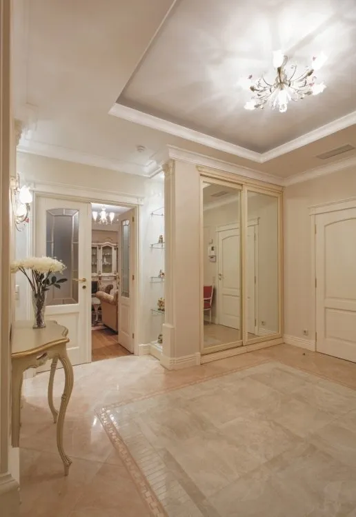 Photo : Entrée dans le style classique, salon, garde-robe, conseils – photo sur notre site