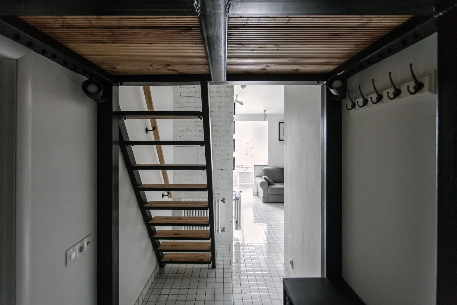 Фотография: Прихожая в стиле Лофт, Современный, Малогабаритная квартира, Квартира, Проект недели, Москва, Кирпичный дом, 1 комната, 2 комнаты, до 40 метров, Buro5, ЖК «Поселок Малевича», Борис Денисюк – фото на нашем сайте