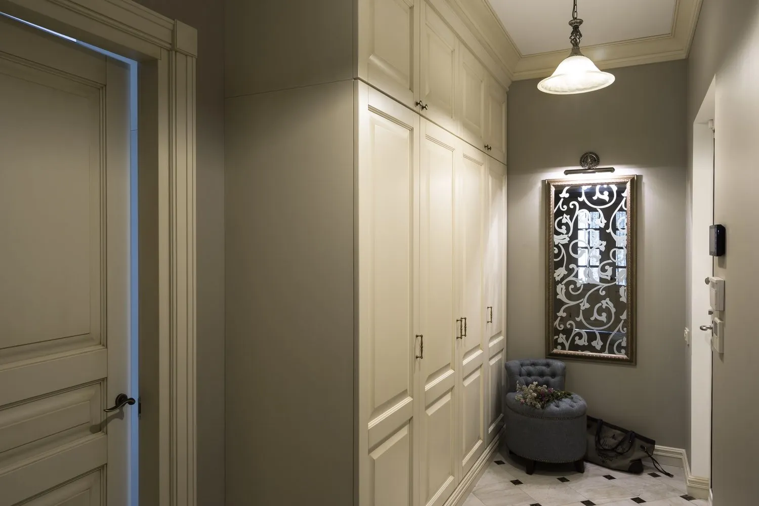 Photo : Entrée dans le style classique, appartement, projet de la semaine, Moscou, Maria Nasedkina, Ilya Nasonov, Nasonov DesignWerke, Stalinca – photo sur notre site