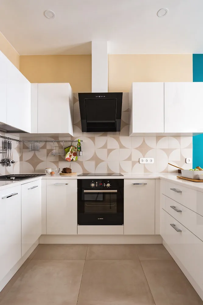 照片：现代风格厨房与餐厅，公寓，每周项目，莫斯科，单体房，3室，超过90平方米，Irina Uzhintseva，ЖК «Dom v sosnovoy roshche» – 网站上的照片