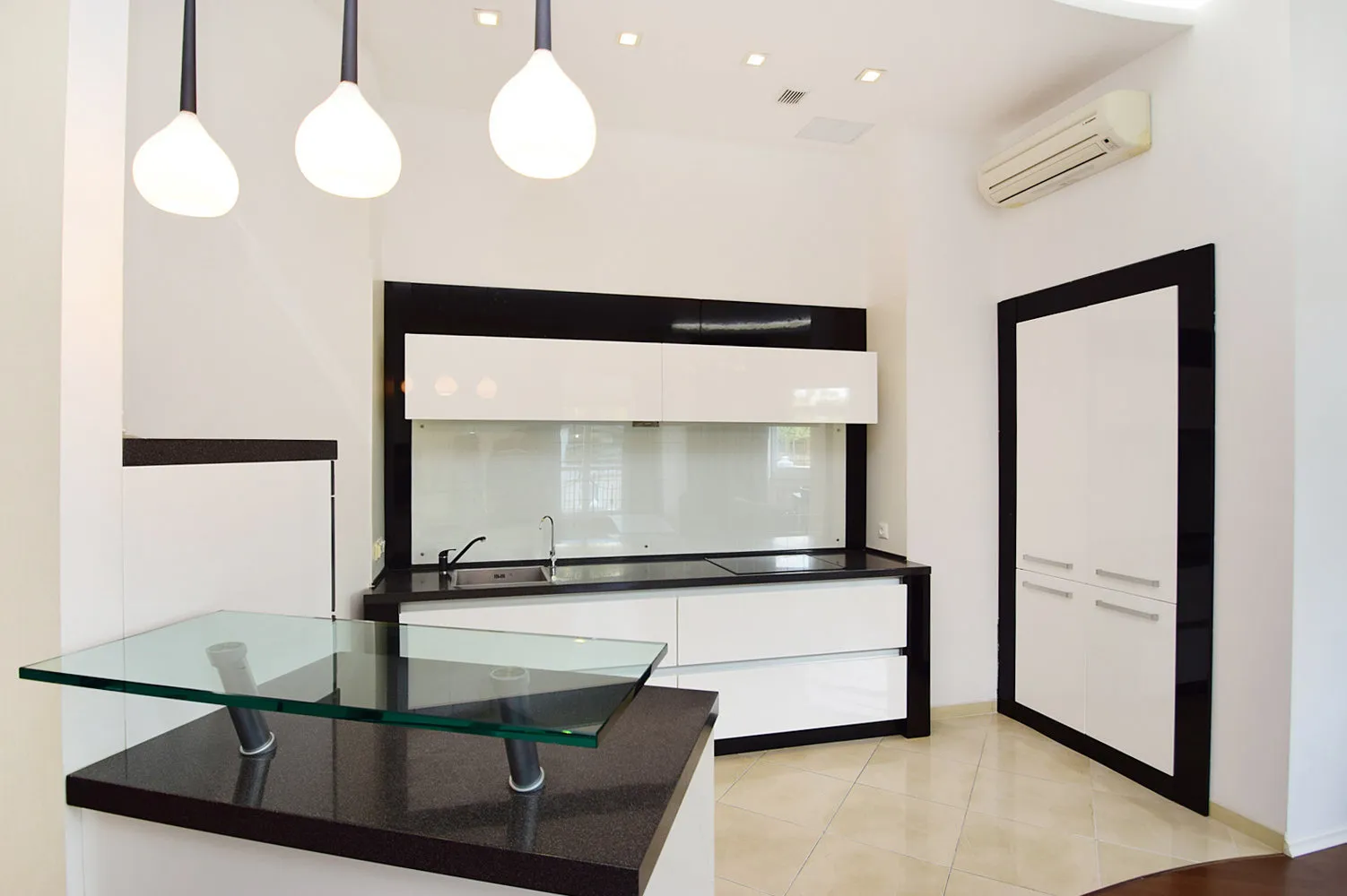 Фотография: Кухня и столовая в стиле Минимализм, Декор интерьера – фото на нашем сайте