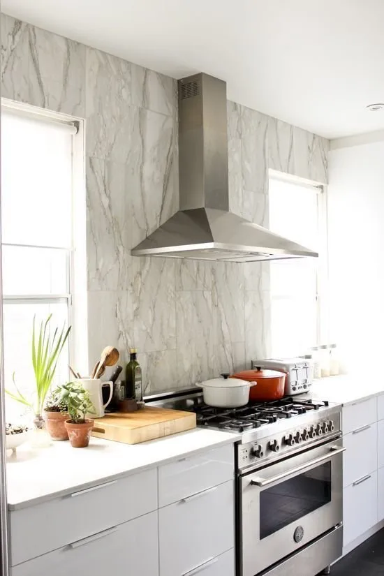 照片：高科技风格，厨房和餐厅，技巧，装饰石膏，油漆，厨房挡板，'Kapitel'，Elena Bulagina，室内木材，室内油漆使用，墙面涂漆，如何选择挡板瓷砖，厨房内的金属，室内天然石材，装饰石，更新厨房挡板，木质挡板，人工丙烯酸石，金属厨房挡板，PVC板——我们网站的照片