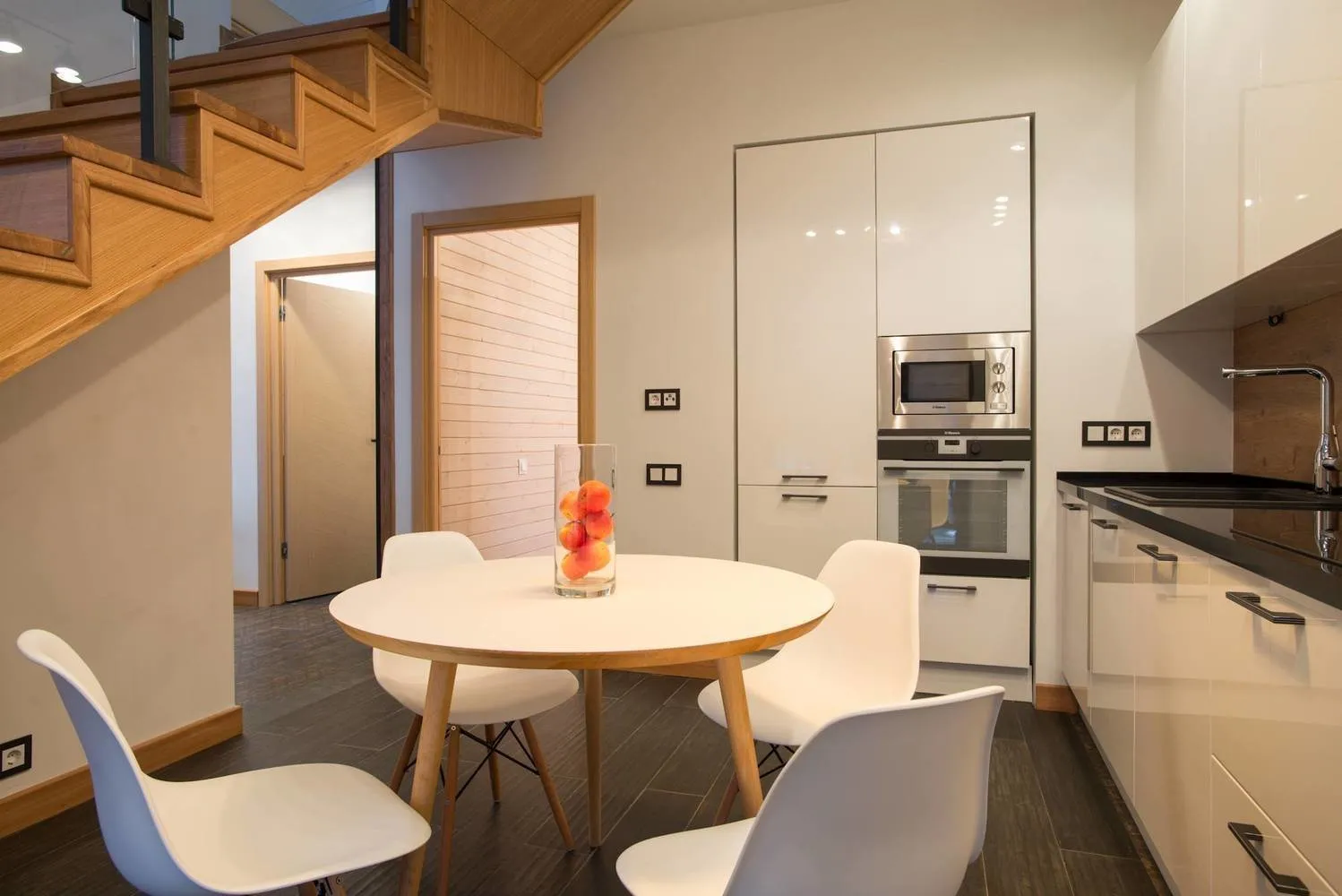 照片:现代风格厨房与餐厅,小贴士 – 我们网站上的照片